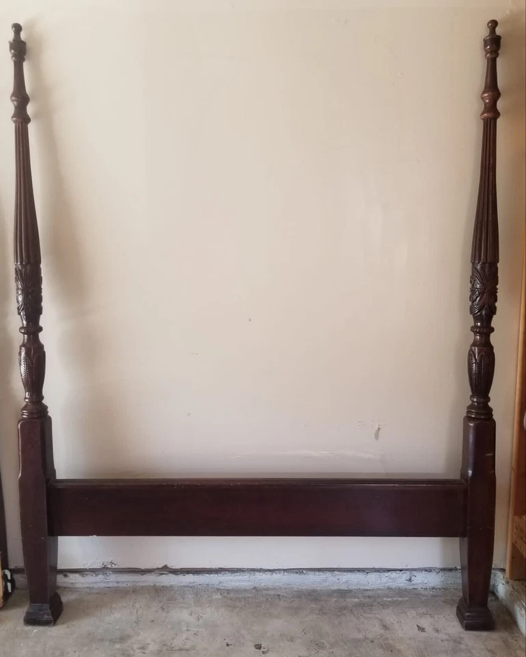 Cama con cuatro carteles de madera maciza tamaño queen bellamente tallada - antigua Foto 3 de 4