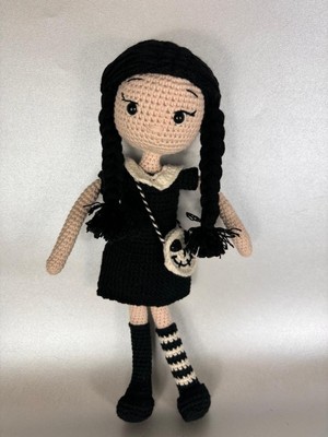 Handgefertigte gehäkelte Amigurumi Wednesday Addams Puppe