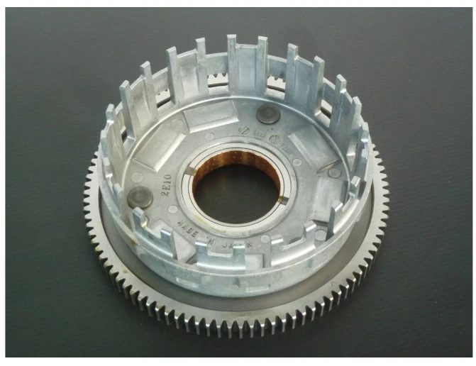 Carcasa de embrague genuina Kawasaki Z1000R Z1000J 13095-1037 nueva sin usar Foto 2 de 2