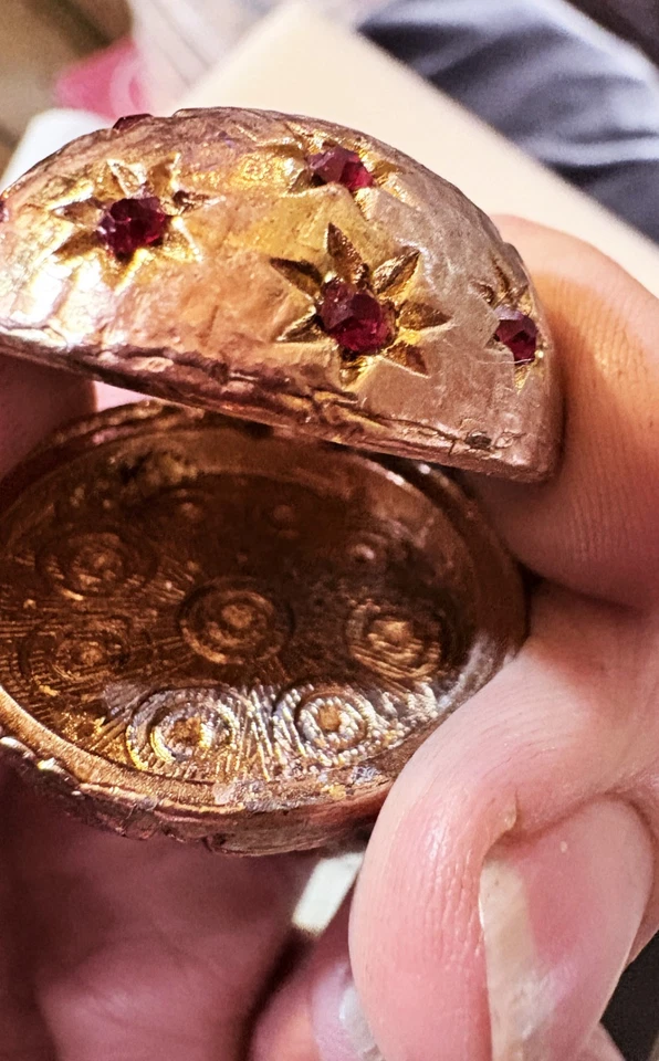 vintage starburst red rhinestone pill box snuff box gold tone hinged 1.16 x 0.75 - Image 3 of 4