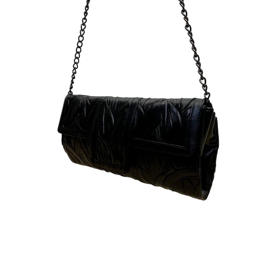 Bolso sin asas Jessica McClintock para mujer negro diseño texturizado correa de cadena noche Foto 4 de 4