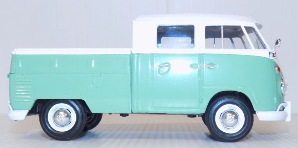 MotorMax Volkswagen Type 2 (T1) Double Cab Pickup White/Green #79343 MIB - Image 4 of 4