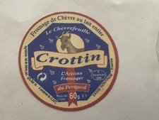 Large label goat cheese crottin Le Chèvrefeuille