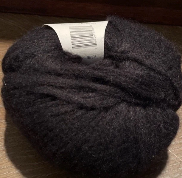 Hilo de alpaca Wool And The Gang en color negro hilo para sentirse bien 70 alpaca Foto 4 de 4