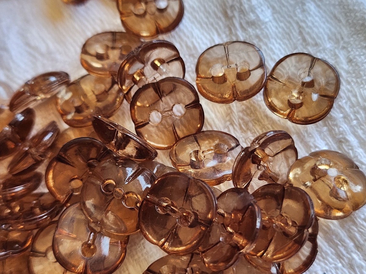 Lot 24 petits boutons vintage marron à pied diamètre 1,2 cm ref 5606