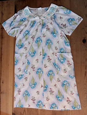 Vtg Simply Basic House Coat Dress Women M Snap Button Spring Flower Iris Muu Muu