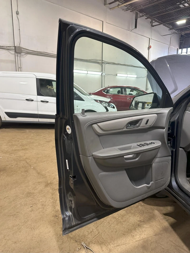 Used Front Left Door Assembly Front fits: 2013 Chevrolet Traverse L. w/o express Foto 2 de 4