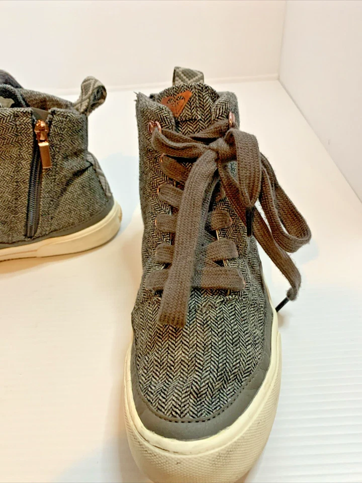 Zapatos altos de piel Roxy Ivan gris cremallera y cordones rosa reflejado Foto 4 de 4