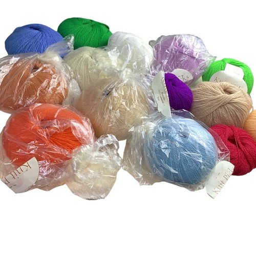 Lote de 30 madejas de hilo 100 % lana peruana - 15 nuevas con etiquetas - 15 usadas - colores asst - Imagen 6 de 6