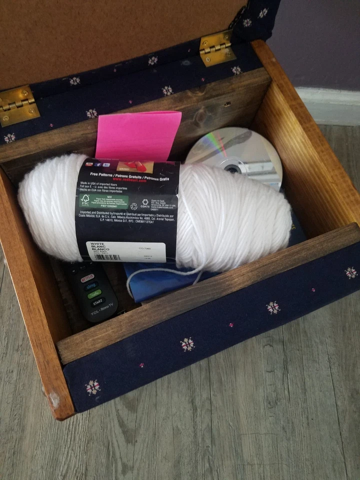 Otomana/reposapiés de almacenamiento vintage Mary Lavik hecha a mano para casa de campo Foto 3 de 4