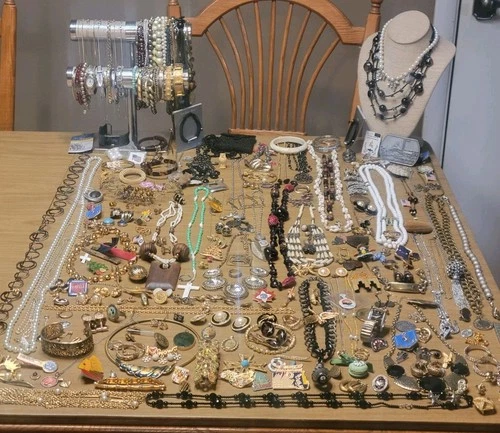 Antique Vintage Estate Exquisite Costume Jewelry Lot Gold Vibrant Some Signed