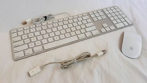 Apple Wired USB Keyboard with Numeric Keypad + Apple Magic Mouse (1st Gen)