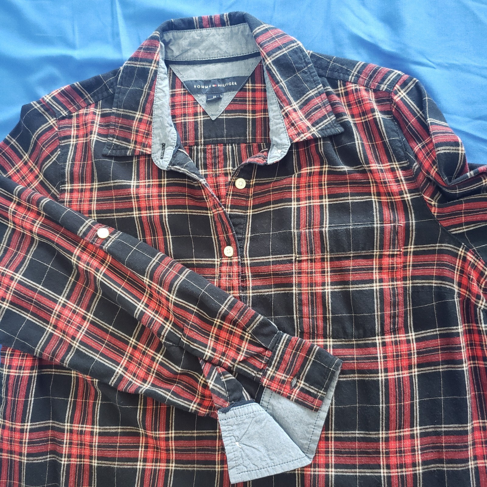 Tommy Hilfiger Pullover Flannel Shirt Size M Black Red Plaid Flip Cuff Roll Tab