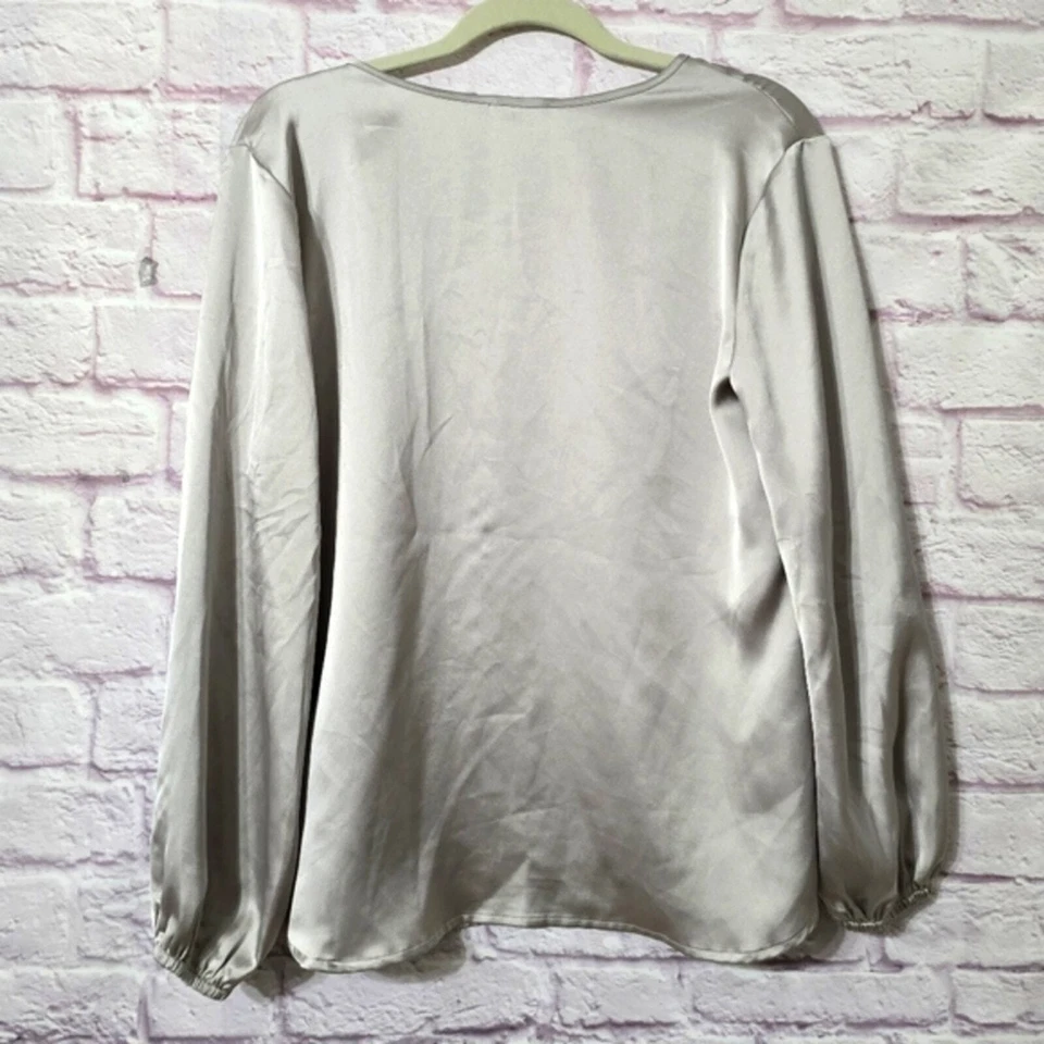 Pullover Nicole Miller satinado manga larga pulóver top plateado talla mediana Foto 2 de 4