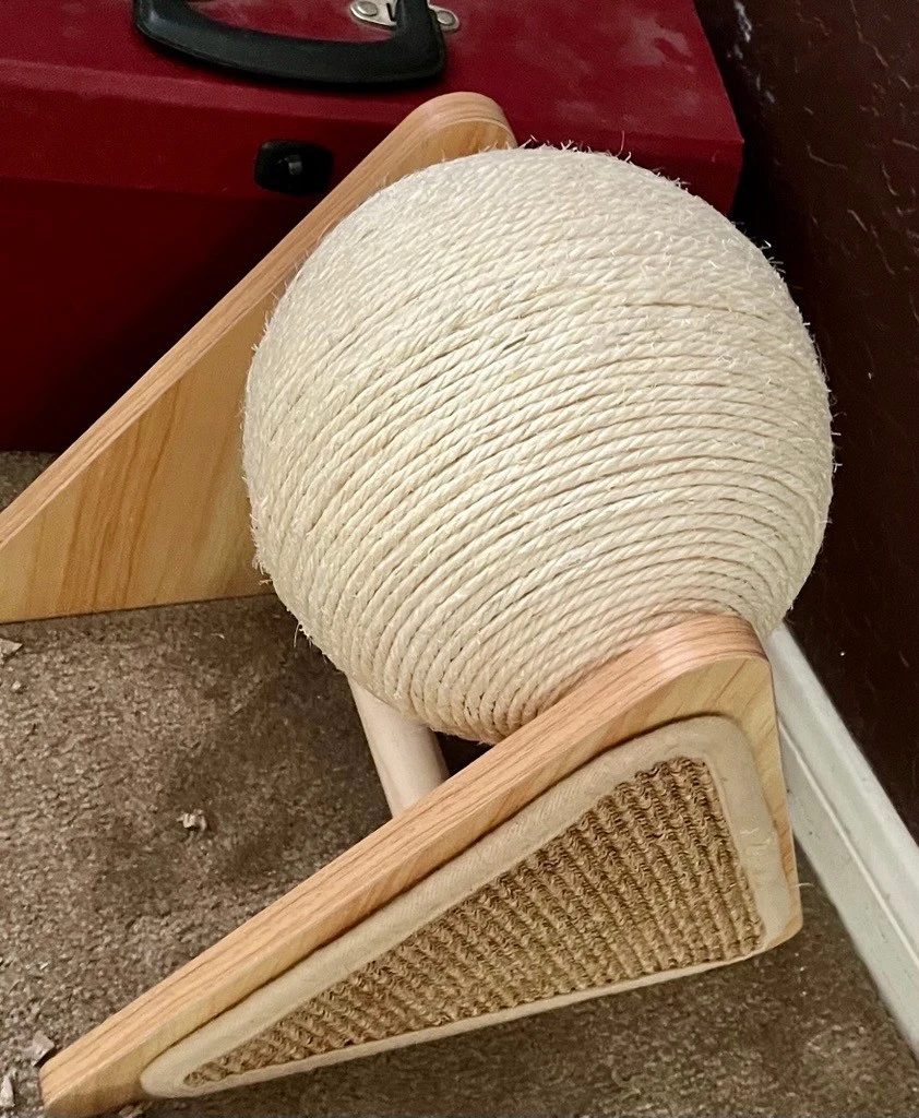 Exercise ball toy for cats made of rope and including two sides for scratching