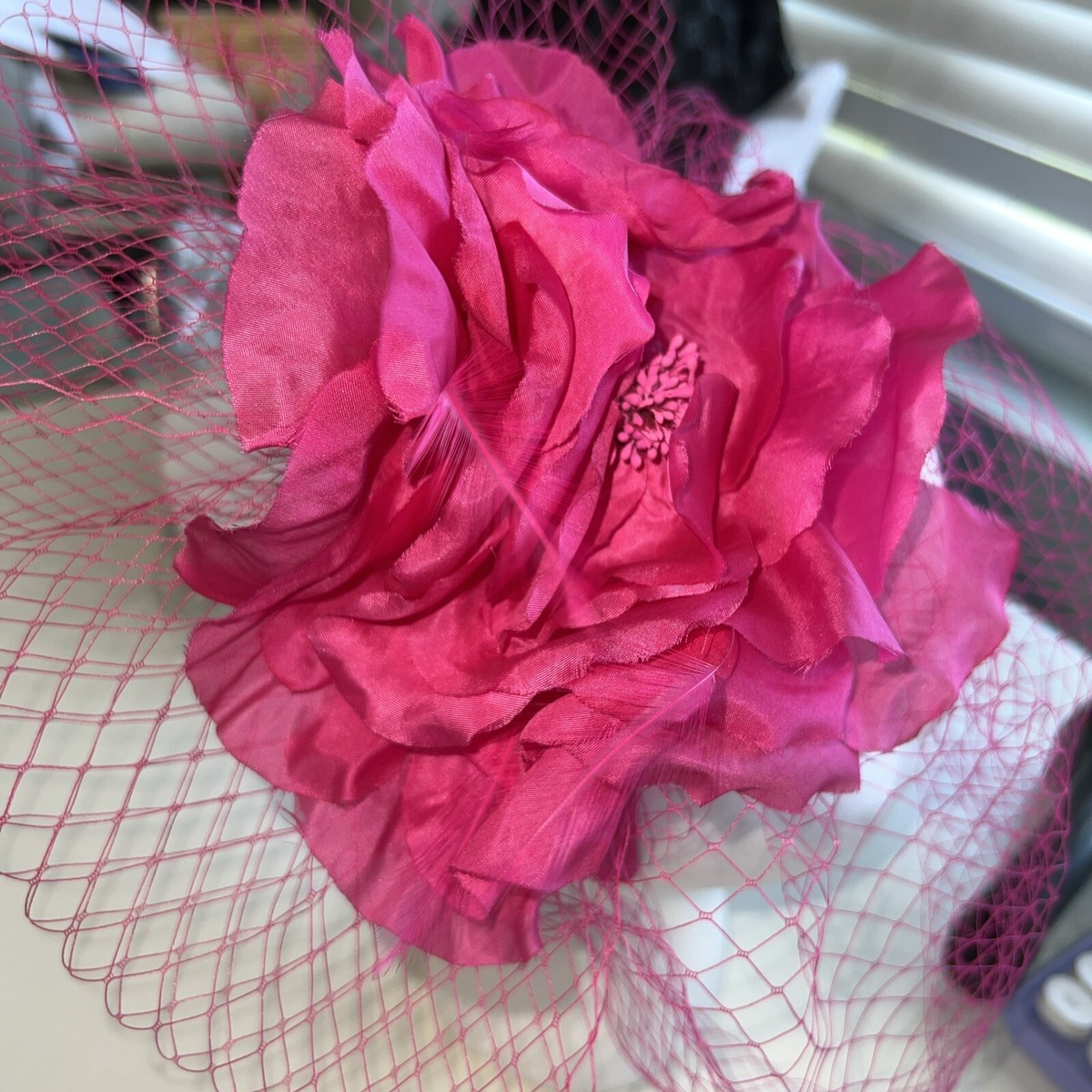 NWT August Accessorie Fine Millinery Women\'s Pink Feathered Fascinator Hat Beautifully Gorgeous in pink ? fascinator . _ Pink  main image 2