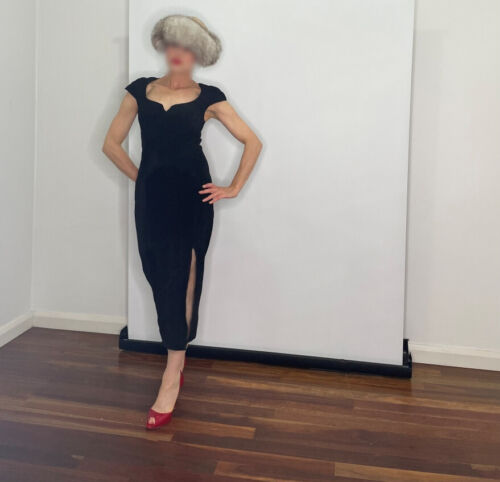 1980s Sexy Black Suede Leather Dress with Heart Neckline - Foto 4 di 11