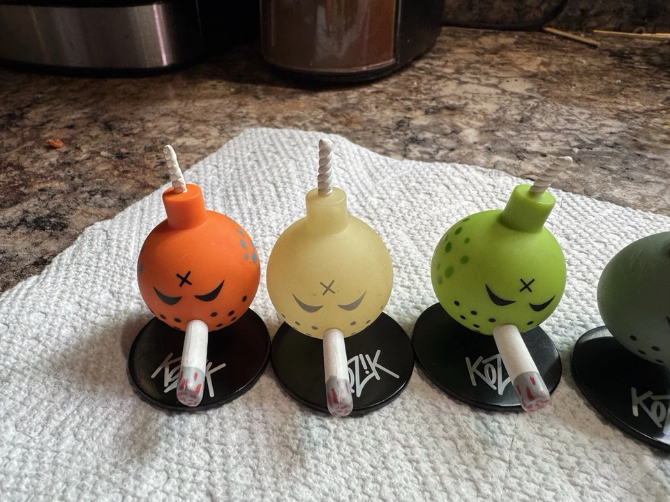 Frank Kozik Toy2R Bomb Party Fun Pack WTF Mini Bombas No Letales Conjunto de Figuras de Vinilo Foto 4 de 4