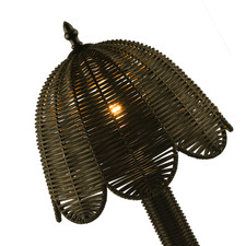 Gewaschene schwarze geflochtene Rattan Tischlampe mit Jakobsmuschelschirm und Schalter von Happy H...