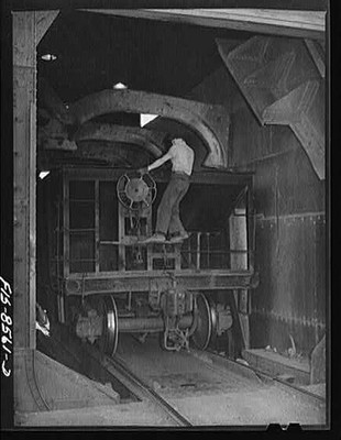 Anaconda smelter, Montana. Anaconda Copper Mining Company. Brakeman setting the