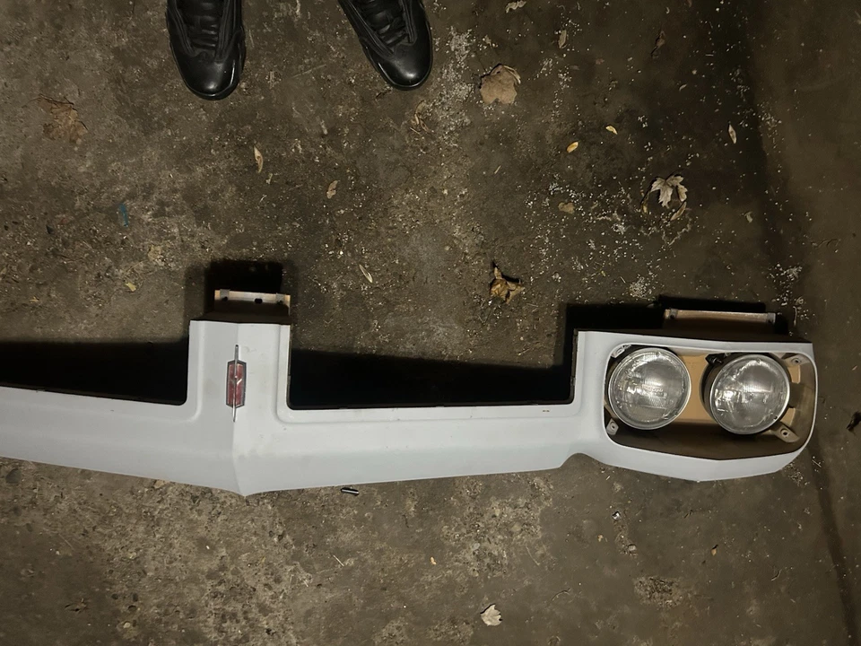 Oldsmobile Delta 88 1973 panel de cabezal superior con emblema de capó Foto 2 de 4