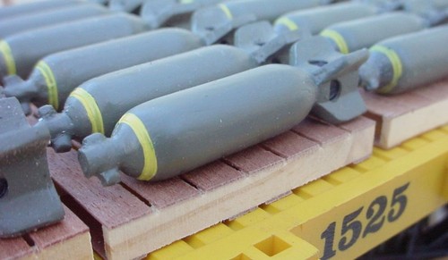 Bomb Miniatures WW2 Style For Your Model Train Scenery and Freight Dioramas - Picture 1 of 3