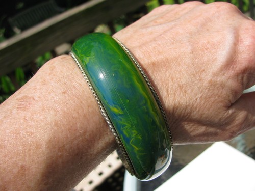 VINTAGE RARE BLUE MOON GREEN YELLOW MARBLE BAKELITE SILVER METAL BANGLE BRACELET - Picture 7 of 10