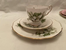 Vintage ROYAL ADDERLEY TRIO TRILLIUM Canadian Provincial Flowers Gold Rims