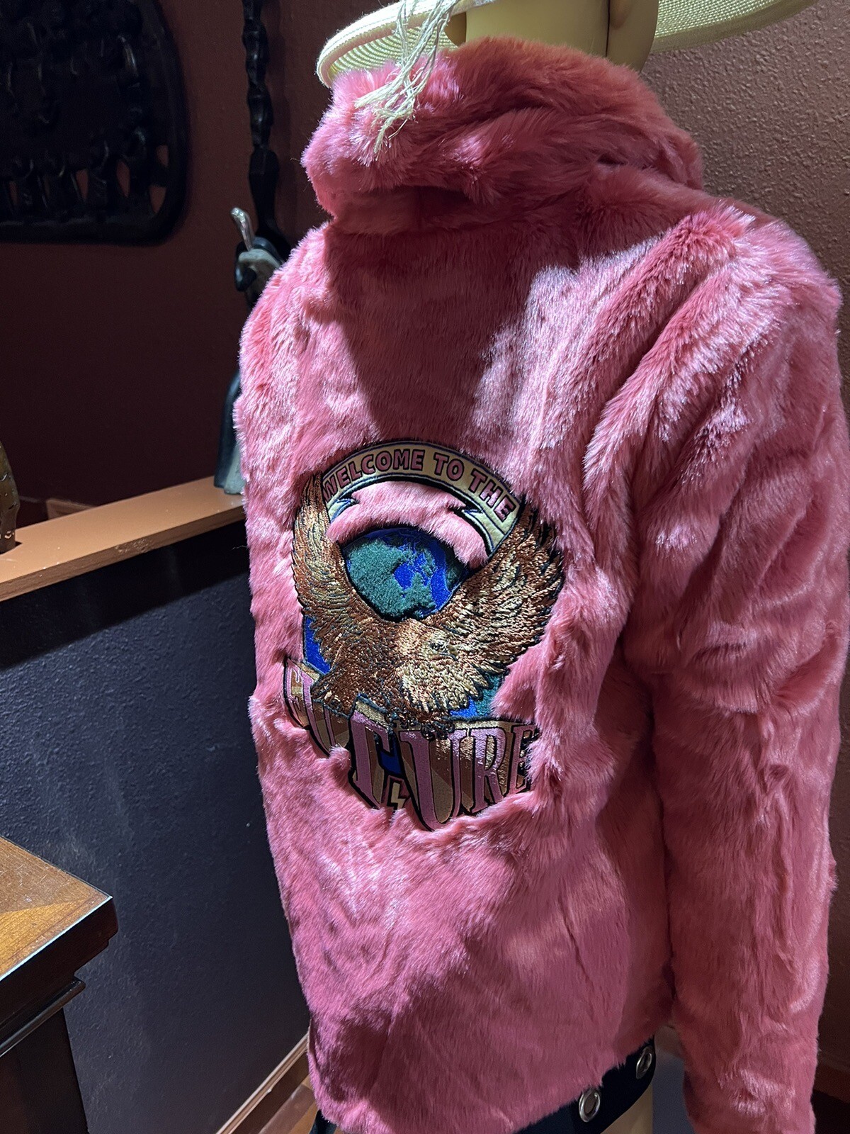 FILA Volcom Stone Row pelliccia sintetica ""Benvenuti nel futuro"" toppa aquila sul retro (M) $198