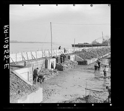 Photo:Cairo Illinois 1937 Flood Levee Sandbagging Mississippi River
