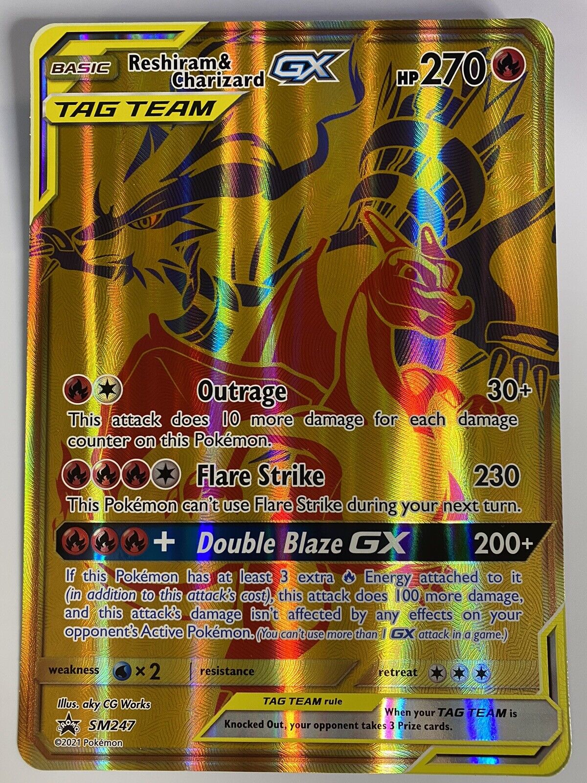 Carta pokemon Reshiram e Charizard GX dourada promo SM247