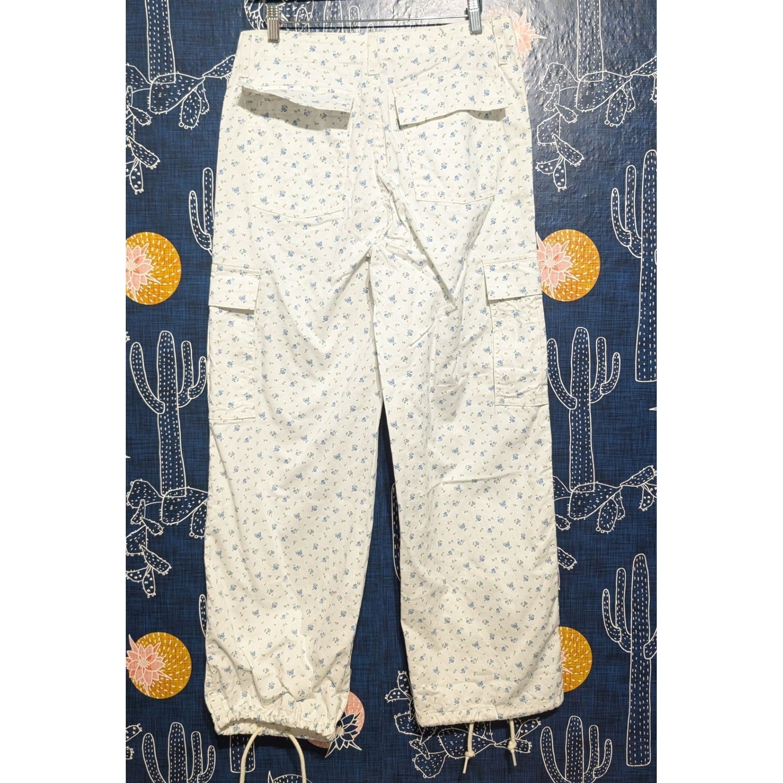 NEW Levi's '94 Baggy Floral Print Mid Rise Cargo Pants White Women's Size 28 thumbnail 8