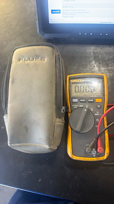 Fluke 110 Plus Digital Multimeter CAT III 600V 6000 Count w/ Leads & Case