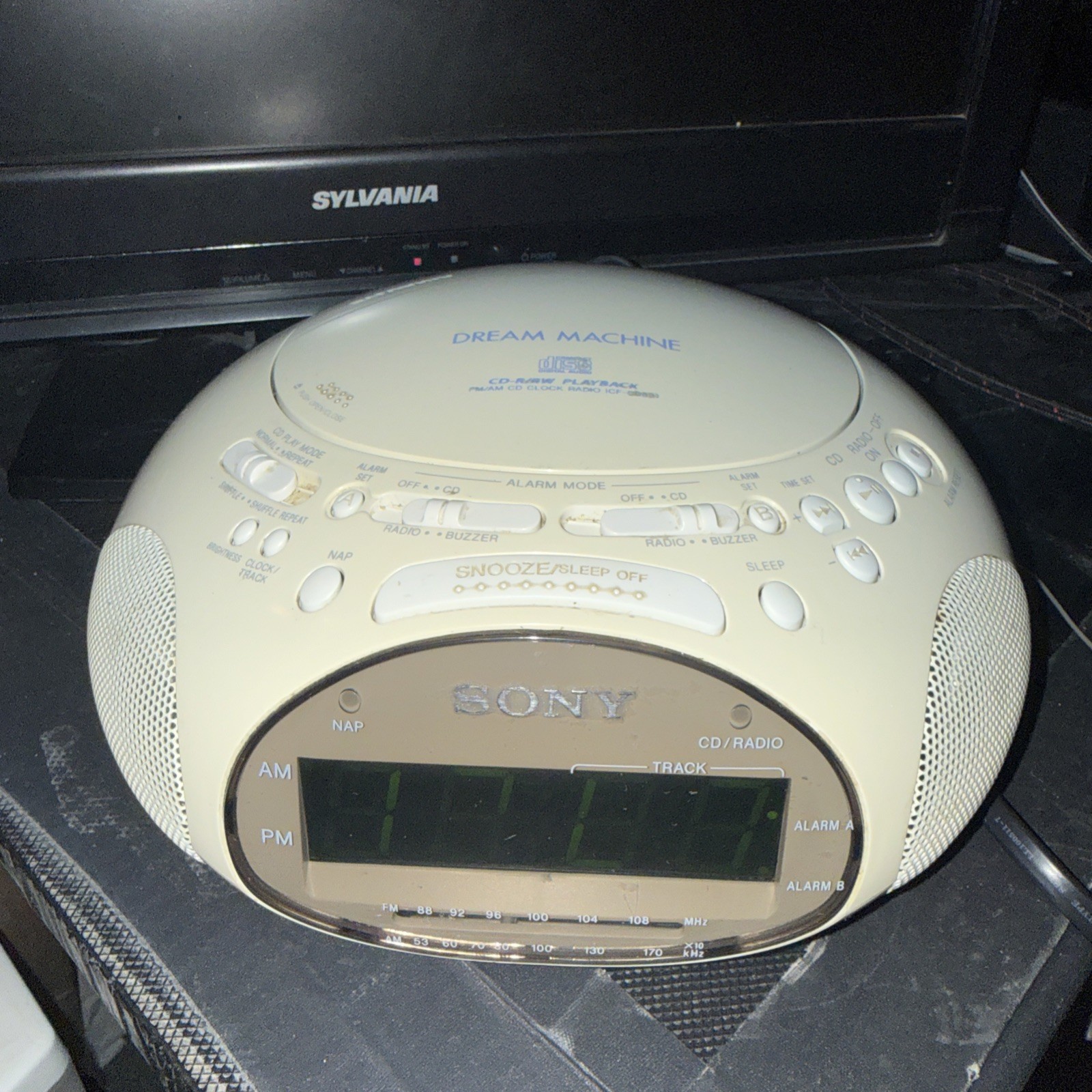 Sony Dream Machine ICF-CD831 AM/FM Radio CD Player Alarm Clock Off White WORKS