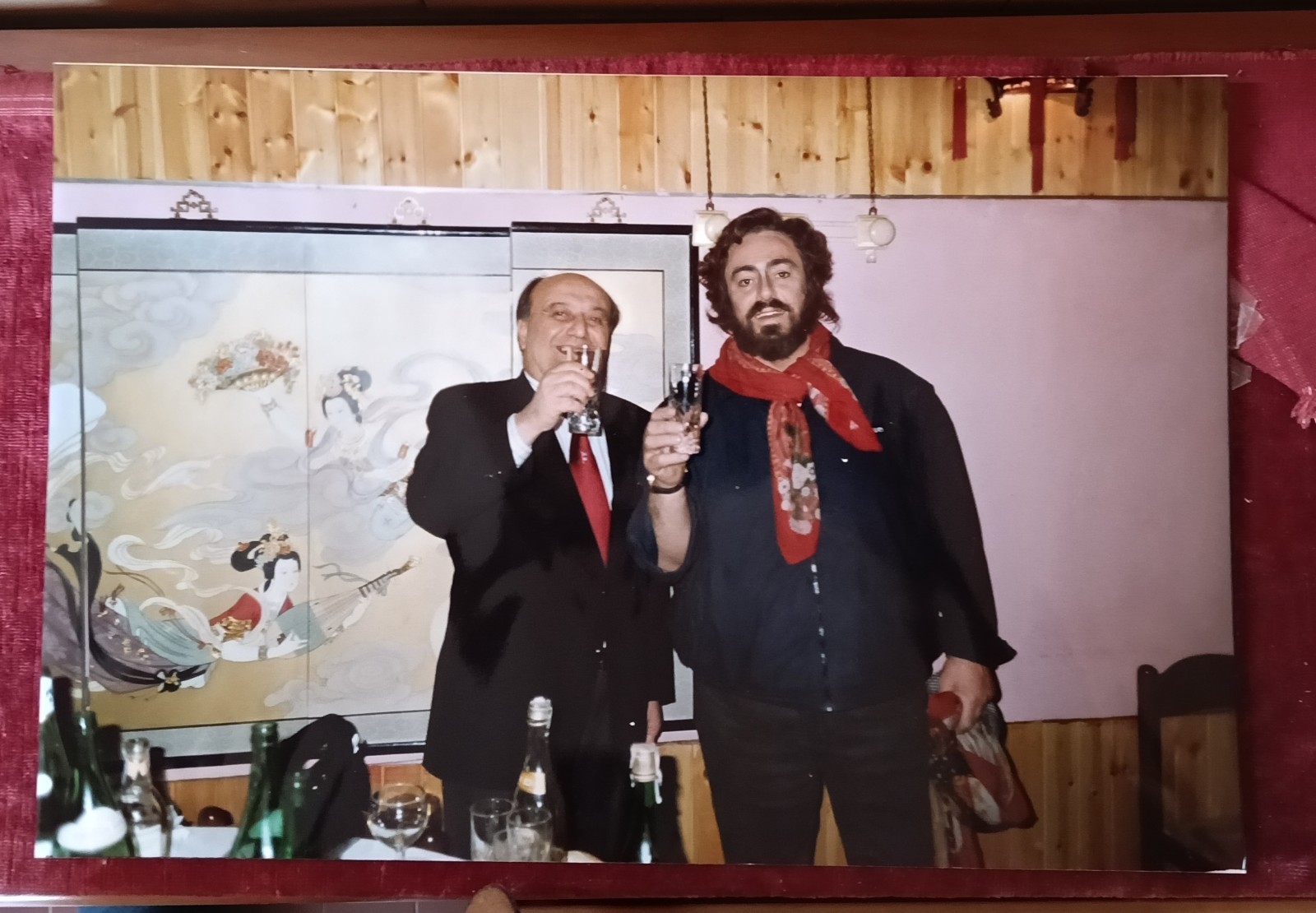 Lotto 4 fotografie Luciano Pavarotti colori vintage: cena con brindisi, anni 80