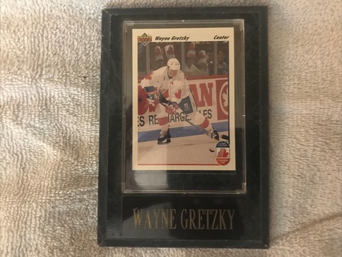 Wayne Gretzky 91-92 upper deck card in plaque 