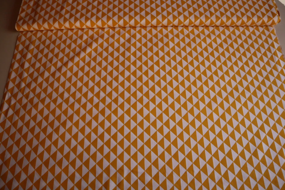 BW-Druck, Dreiecke, gelb - weiß, Br: ca. 156 cm, Mat: 100 BW --- 2. Wahl 0,50 m - Bild 2 von 4