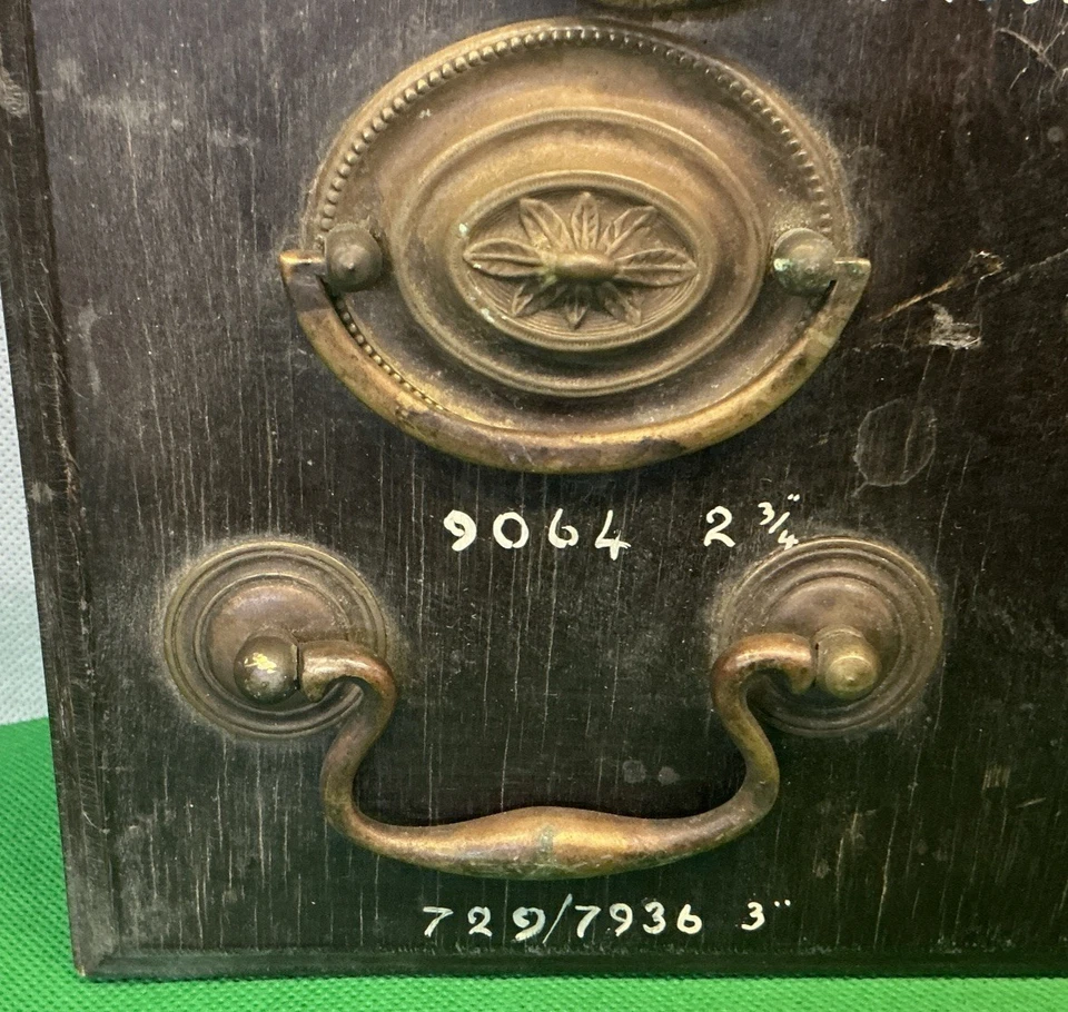 Exhibición de ferretería de tienda de antigüedades, construcción pesada ¡Hardware antiguo raro! Foto 3 de 4