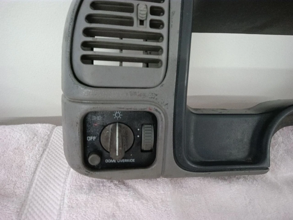 Chevrolet Silverado Tahoe Suburban 1995-1999, GMC Yukon tablero embellecedor bisel Foto 2 de 4