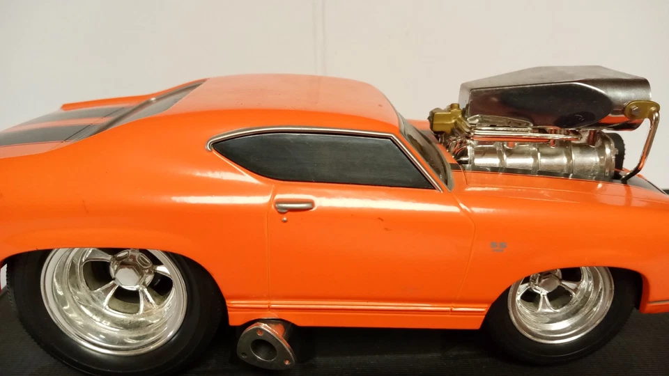 VTG Muscle Machines 1969 Chevrolet Chevelle Die-Cast 1:18 Orange/ Black - Image 2 of 4