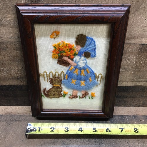 Retrato con aguja enmarcado de colección de niña recogiendo flores con perro completado - Imagen 3 de 7