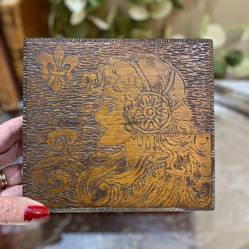 Antica pirografia arte fiamminga firmata Art Nouveau ragazza scatola legno comò