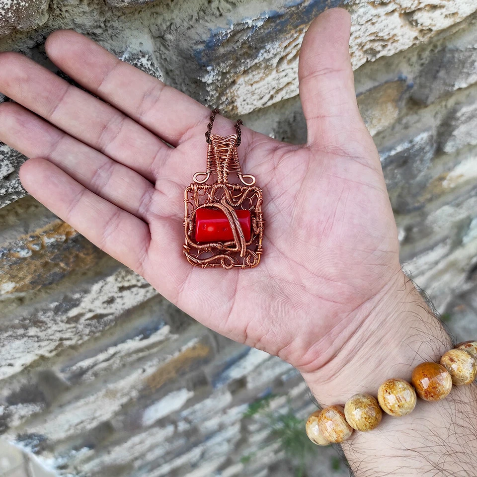 Colgante de cristal de coral rojo envuelto en alambre joyería artesanal única Foto 3 de 4