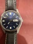 VINTAGE SEIKO 670406 DAY-DATE BLUE DIAL 37mm STAINLESS STEEL AUTOMATIC WATCH.