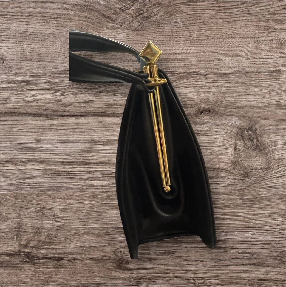 Bolsa de mão vintage naturalizadora marca falsa preta camurça ouro metal gravata preta festa MCM - Imagem 2 de 4