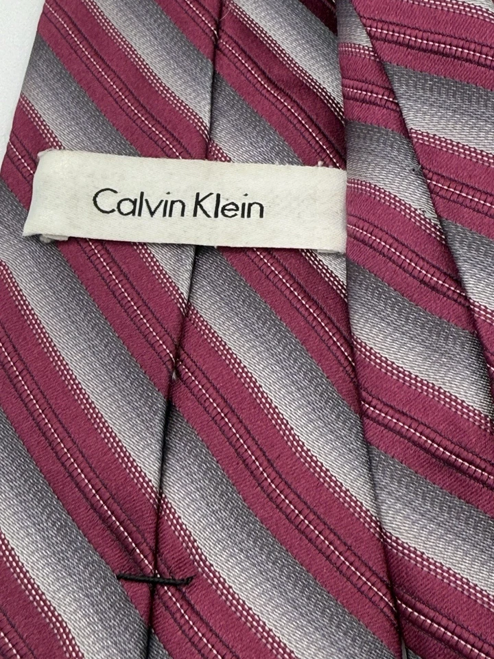 Corbata Calvin Klein 100 % seda borgoña y plata a rayas diseñador elegante 😎🧐 Foto 3 de 4