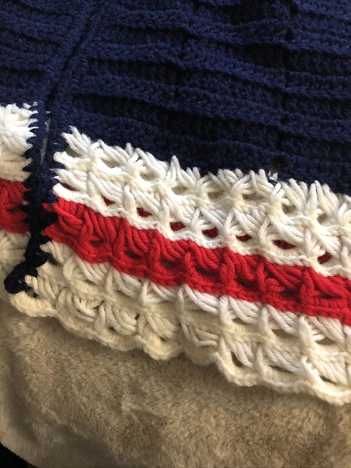 Disfraz ganchillo vintage capa rojo blanco azul 26 1/2” L artesanal abuela boho Foto 4 de 4