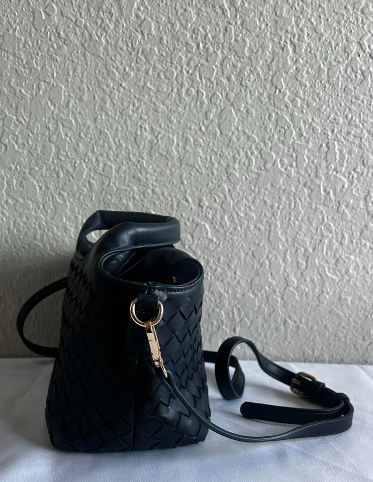 Urban Expressions Hobo Crossbody Navy Blue Women Faux Leather Woven - Imagem 2 de 4