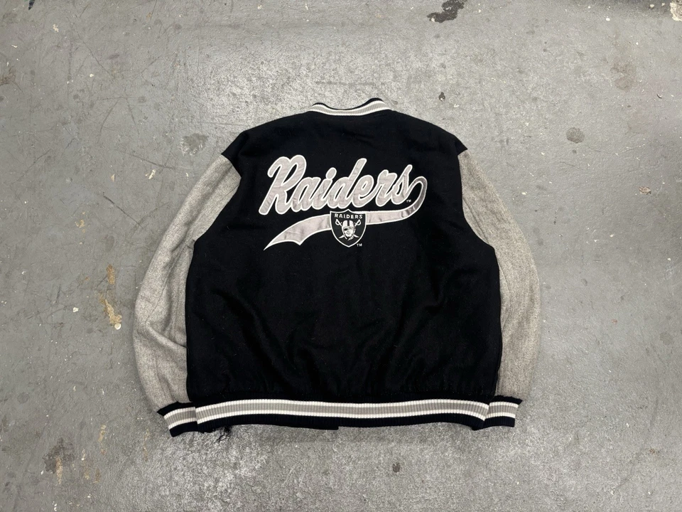 Мужская винтажная куртка-бомбер NFL Raiders размер XL, небольшой разрыв в нижней части пояса - Изображение 2 из 4