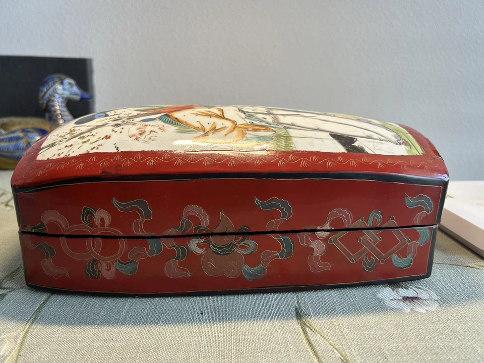 Caja de baratijas vintage o antigua china de porcelana y fragmentos de madera lacada Foto 3 de 4